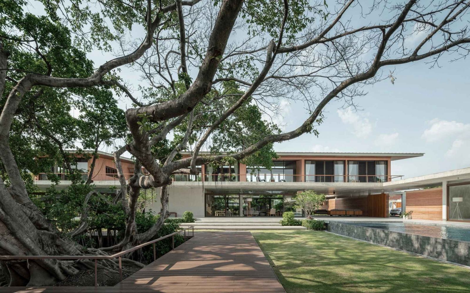 Nhà vườn 1.600 m2 cho ba thế hệ xây quanh cây đa cổ thụ