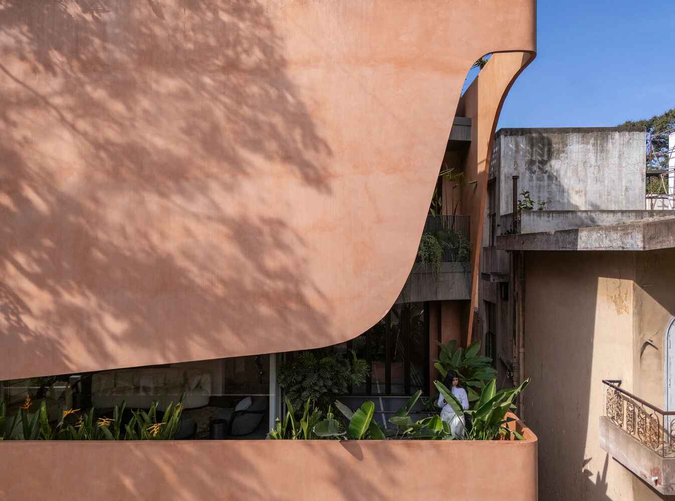 Nhà phố 640 m2 giảm nhiệt nhờ lớp vỏ cong và vườn cây xen kẽ