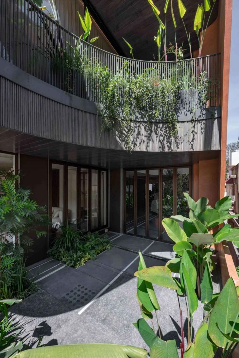 Nhà phố 640 m2 giảm nhiệt nhờ lớp vỏ cong và vườn cây xen kẽ