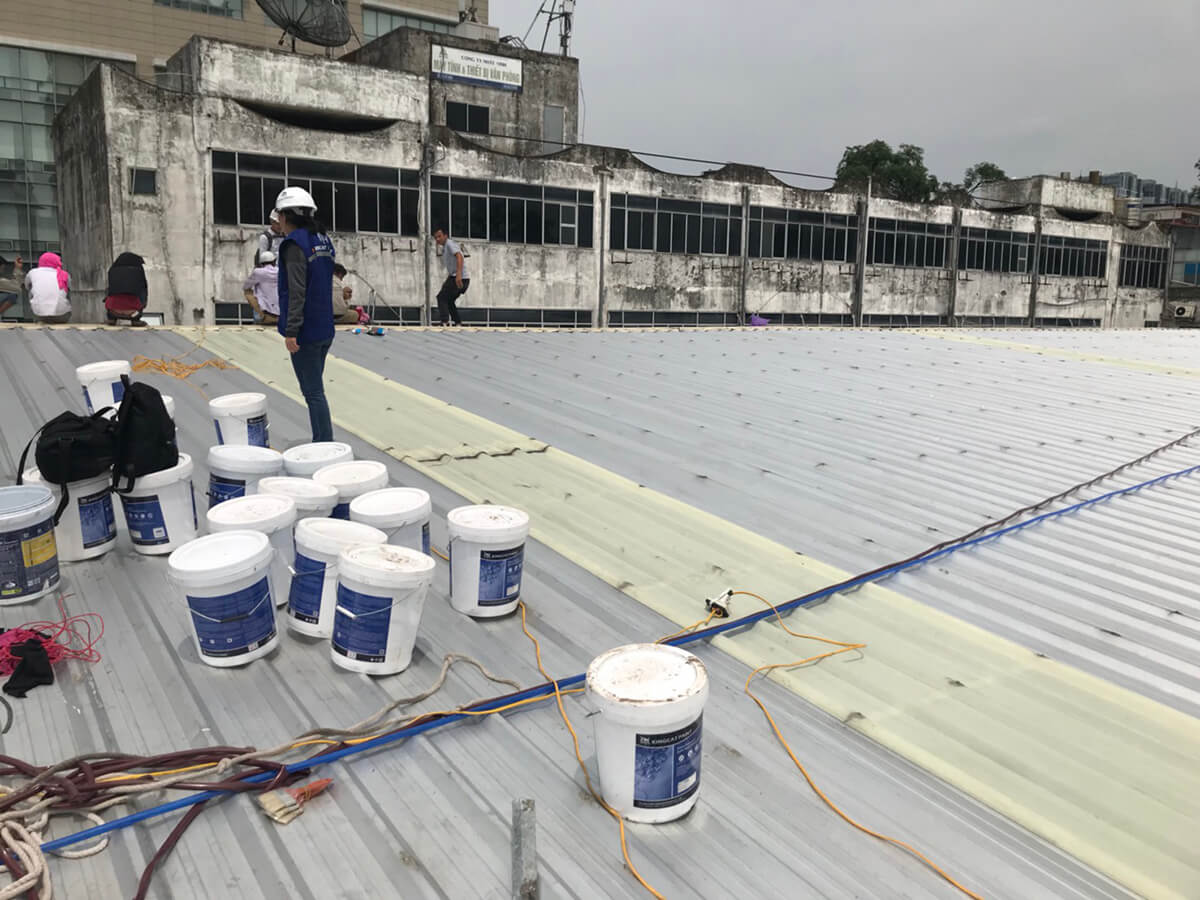 Thi công chống thấm cách nhiệt mái tôn Trung tâm Jump Arena