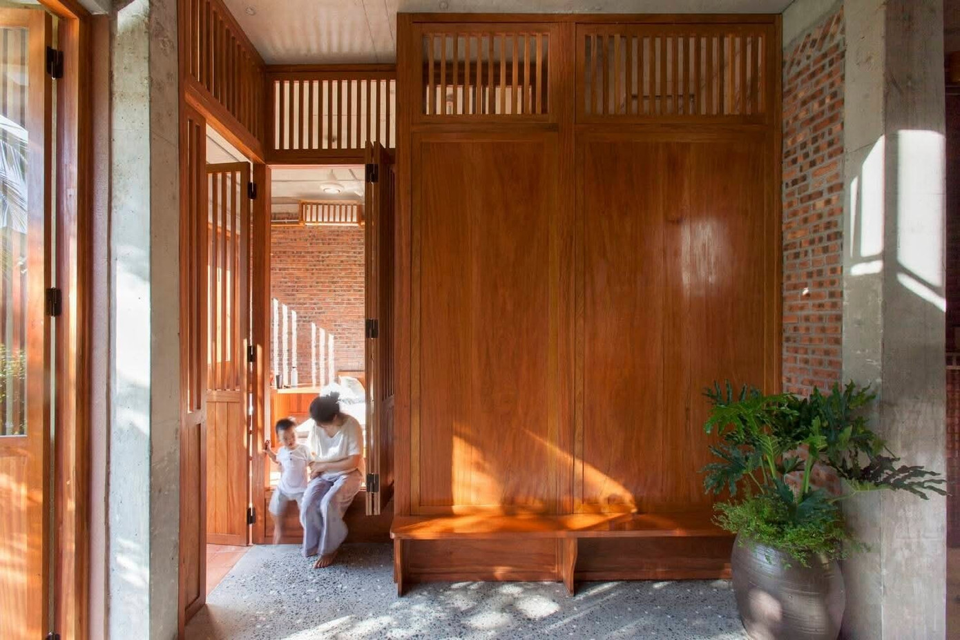 Cải tạo nhà cũ Hội An bằng gỗ và vải với không gian ấn tượng