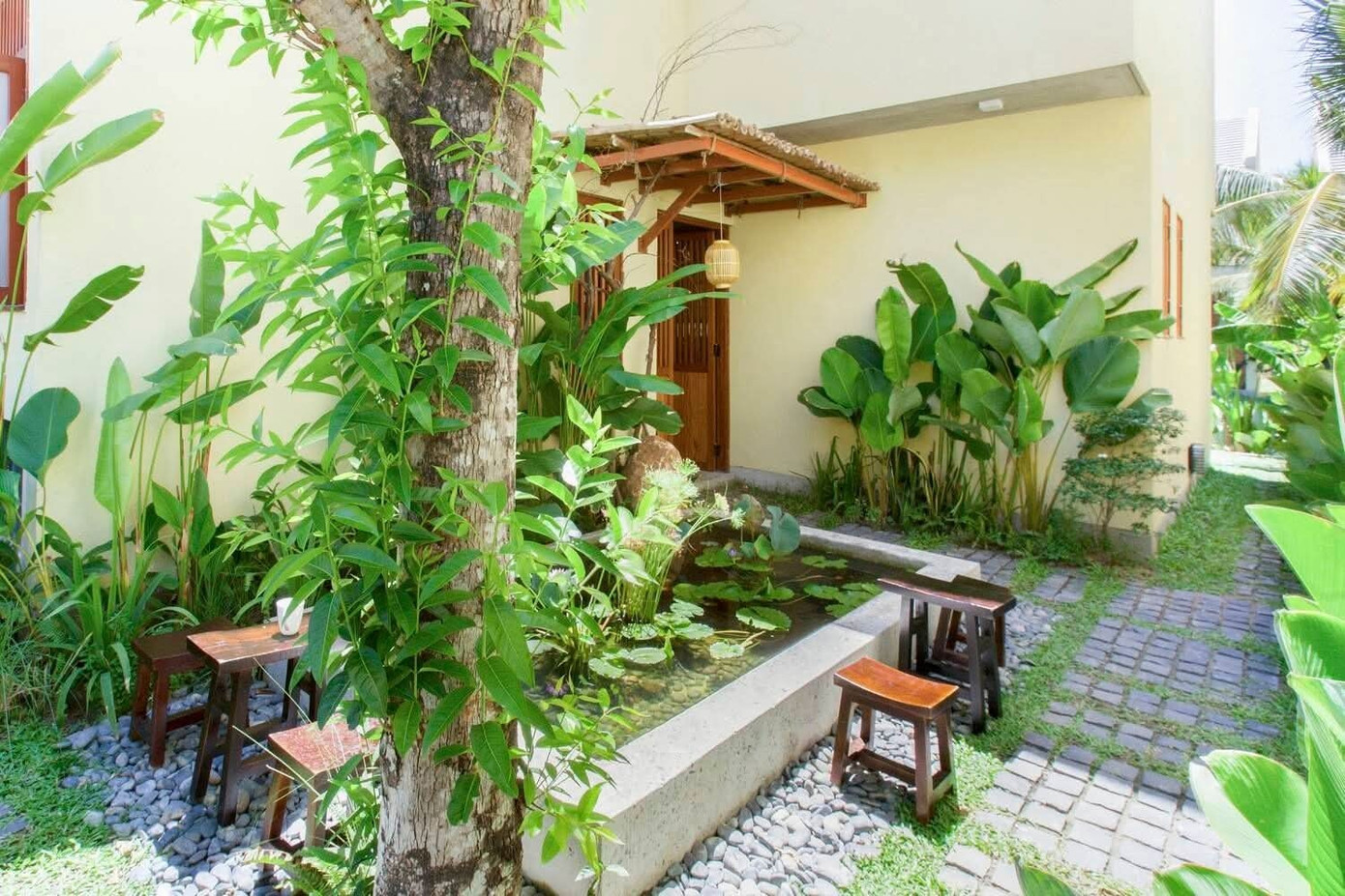 Cải tạo nhà cũ Hội An bằng gỗ và vải với không gian ấn tượng