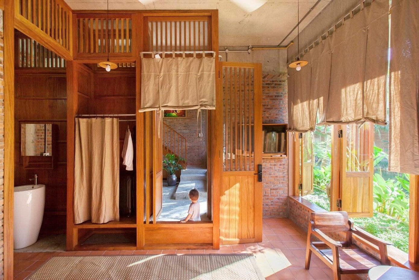 Cải tạo nhà cũ Hội An bằng gỗ và vải với không gian ấn tượng