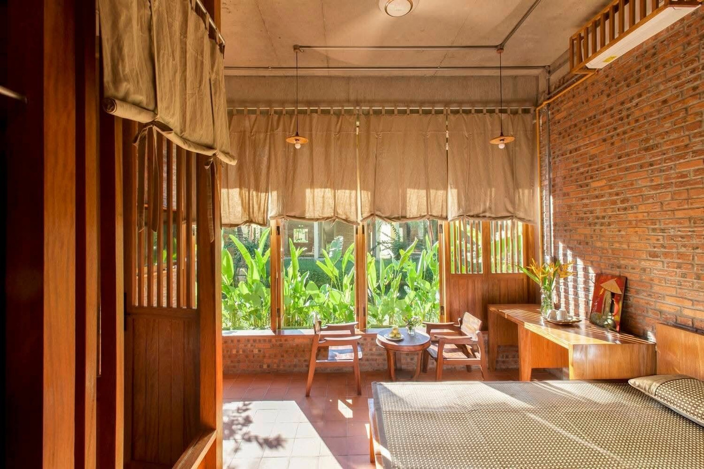 Cải tạo nhà cũ Hội An bằng gỗ và vải với không gian ấn tượng