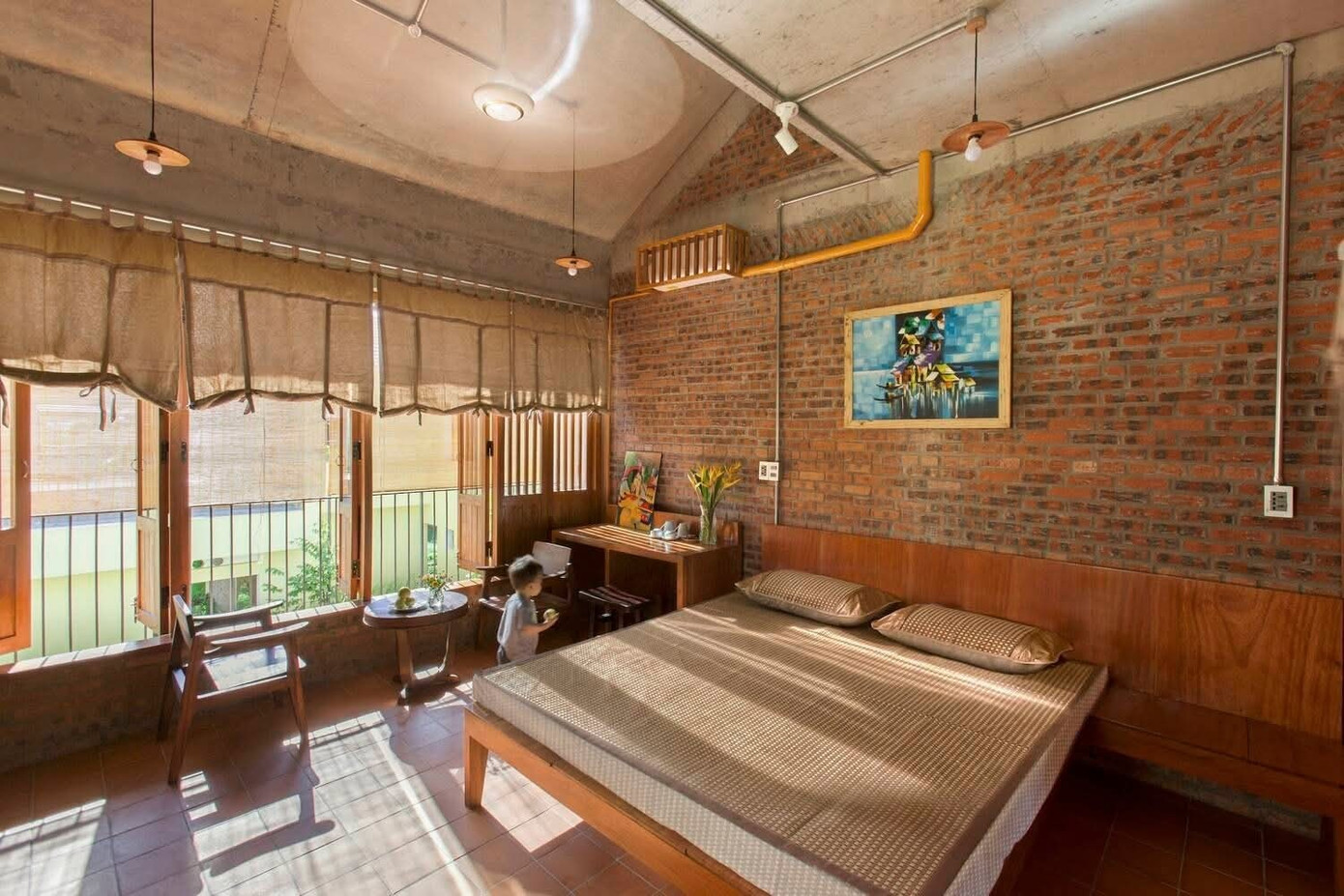 Cải tạo nhà cũ Hội An bằng gỗ và vải với không gian ấn tượng