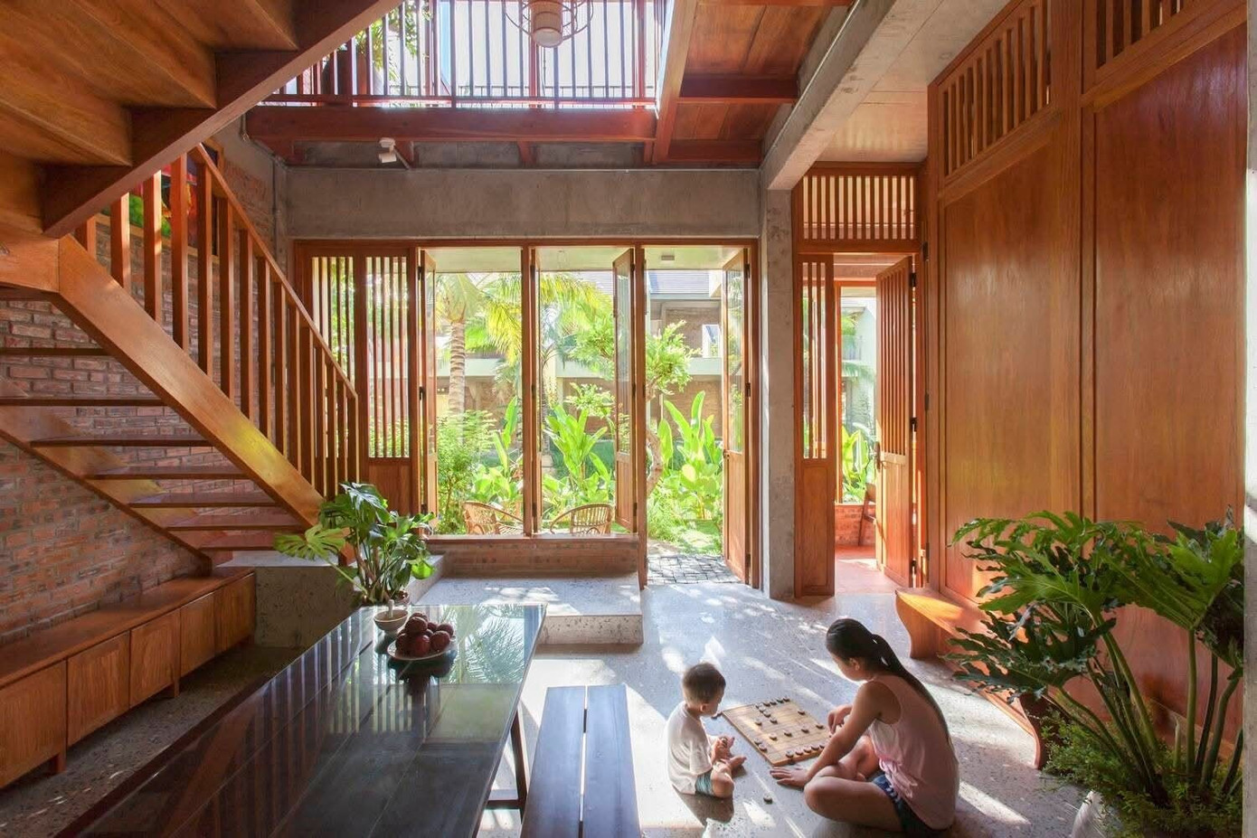 Cải tạo nhà cũ Hội An bằng gỗ và vải với không gian ấn tượng