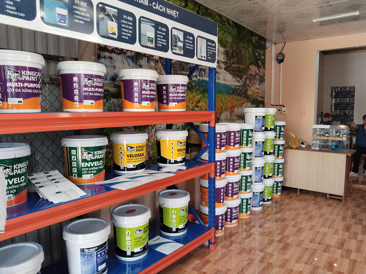 Showroom trưng bày đa dạng các dòng sản phẩm Kingcat Paint với hệ thống kệ chuyên nghiệp
